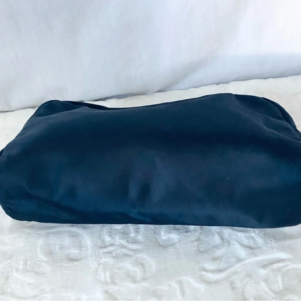 - Michael Kors cosmetics bag EXCELLENT USED CONDITION - Picture 3 of 5